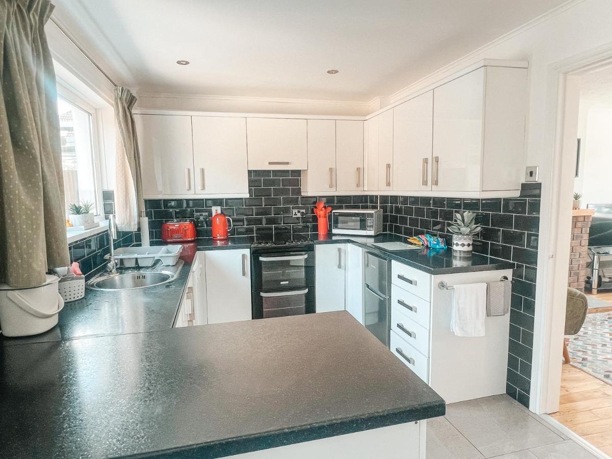 Staybynumbers - Spacious Three Bed House Royal Hillsborough Exteriér fotografie