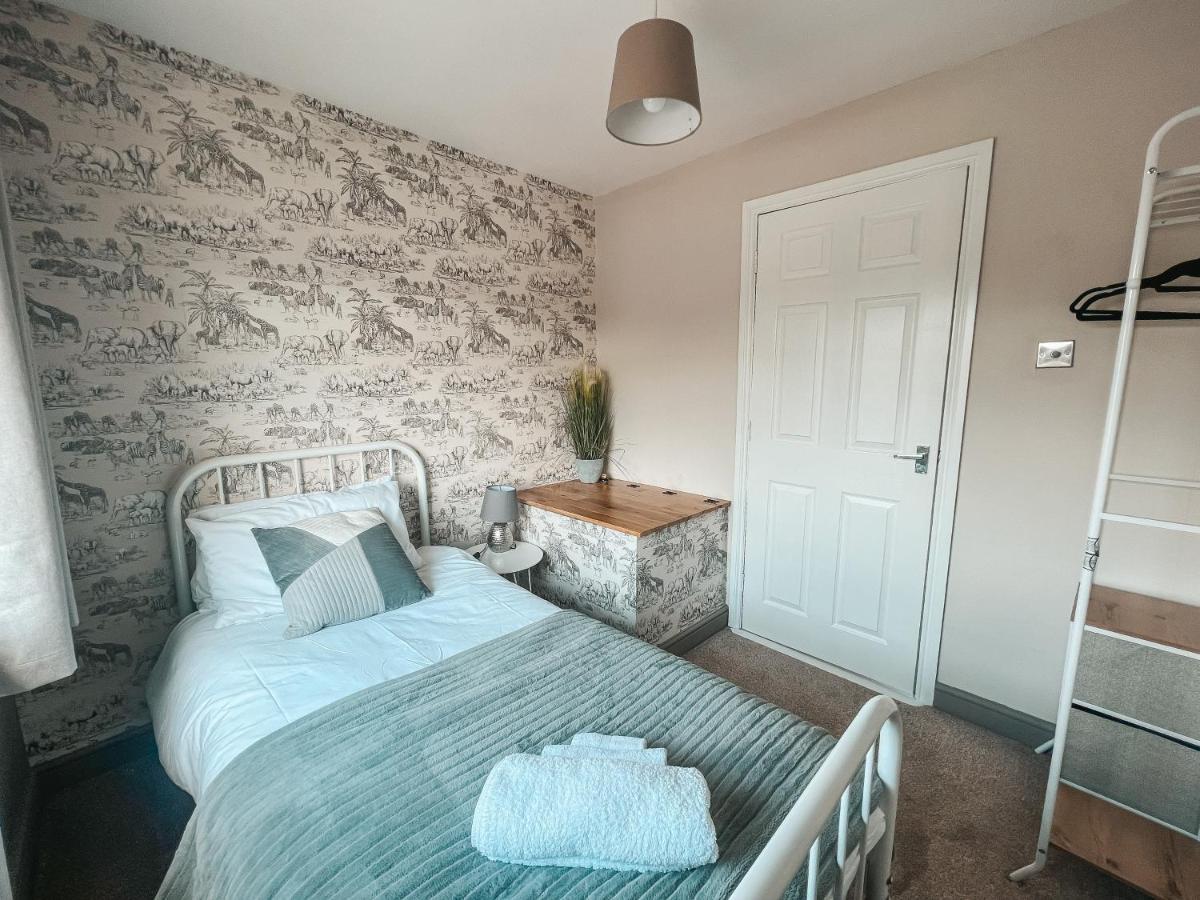 Staybynumbers - Spacious Three Bed House Royal Hillsborough Exteriér fotografie