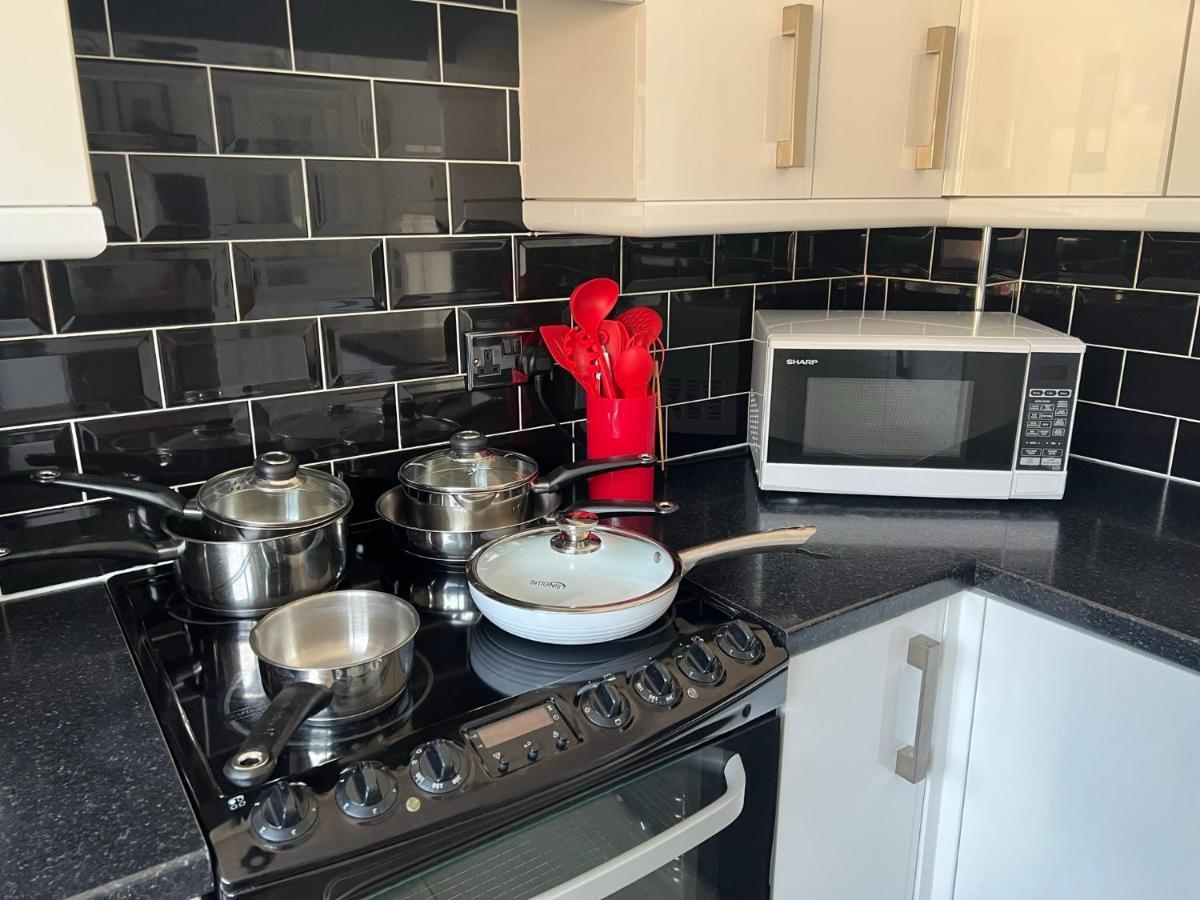 Staybynumbers - Spacious Three Bed House Royal Hillsborough Exteriér fotografie