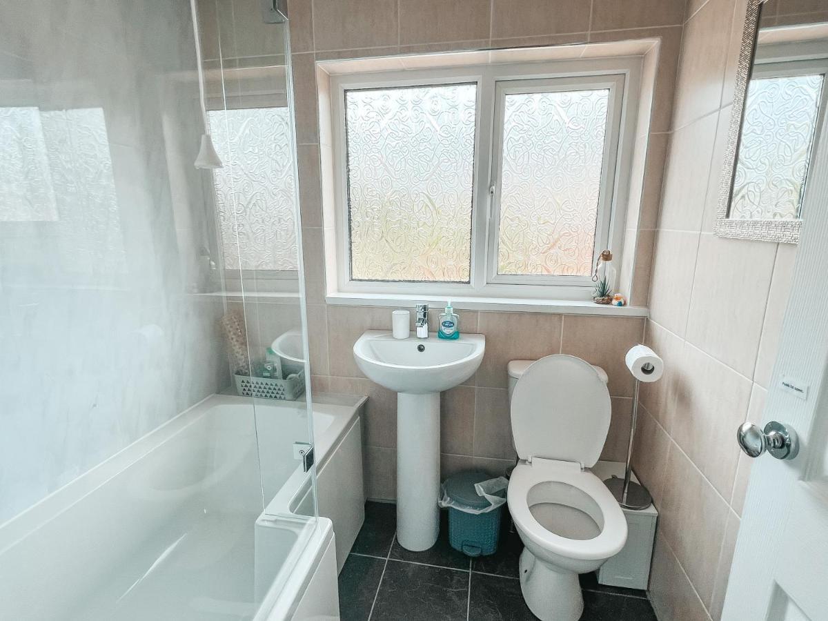 Staybynumbers - Spacious Three Bed House Royal Hillsborough Exteriér fotografie