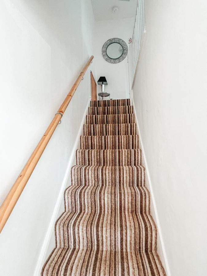 Staybynumbers - Spacious Three Bed House Royal Hillsborough Exteriér fotografie