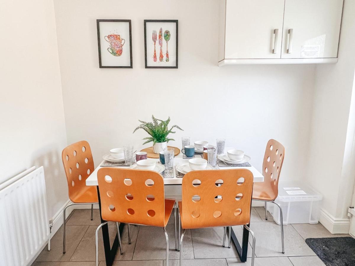 Staybynumbers - Spacious Three Bed House Royal Hillsborough Exteriér fotografie