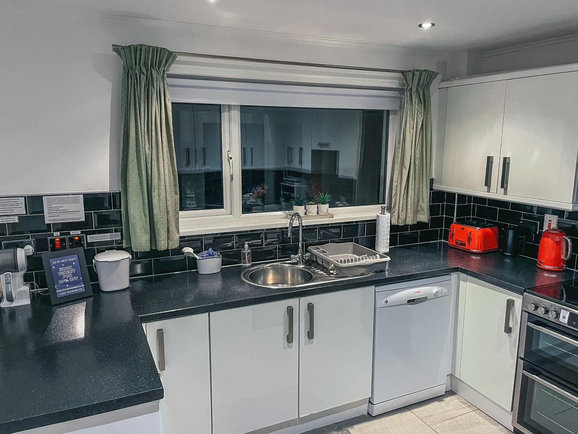 Staybynumbers - Spacious Three Bed House Royal Hillsborough Exteriér fotografie
